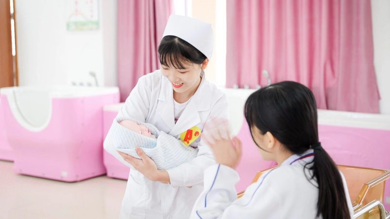金牌月嫂2025收费标准揭秘：如何选择合适的服务？**